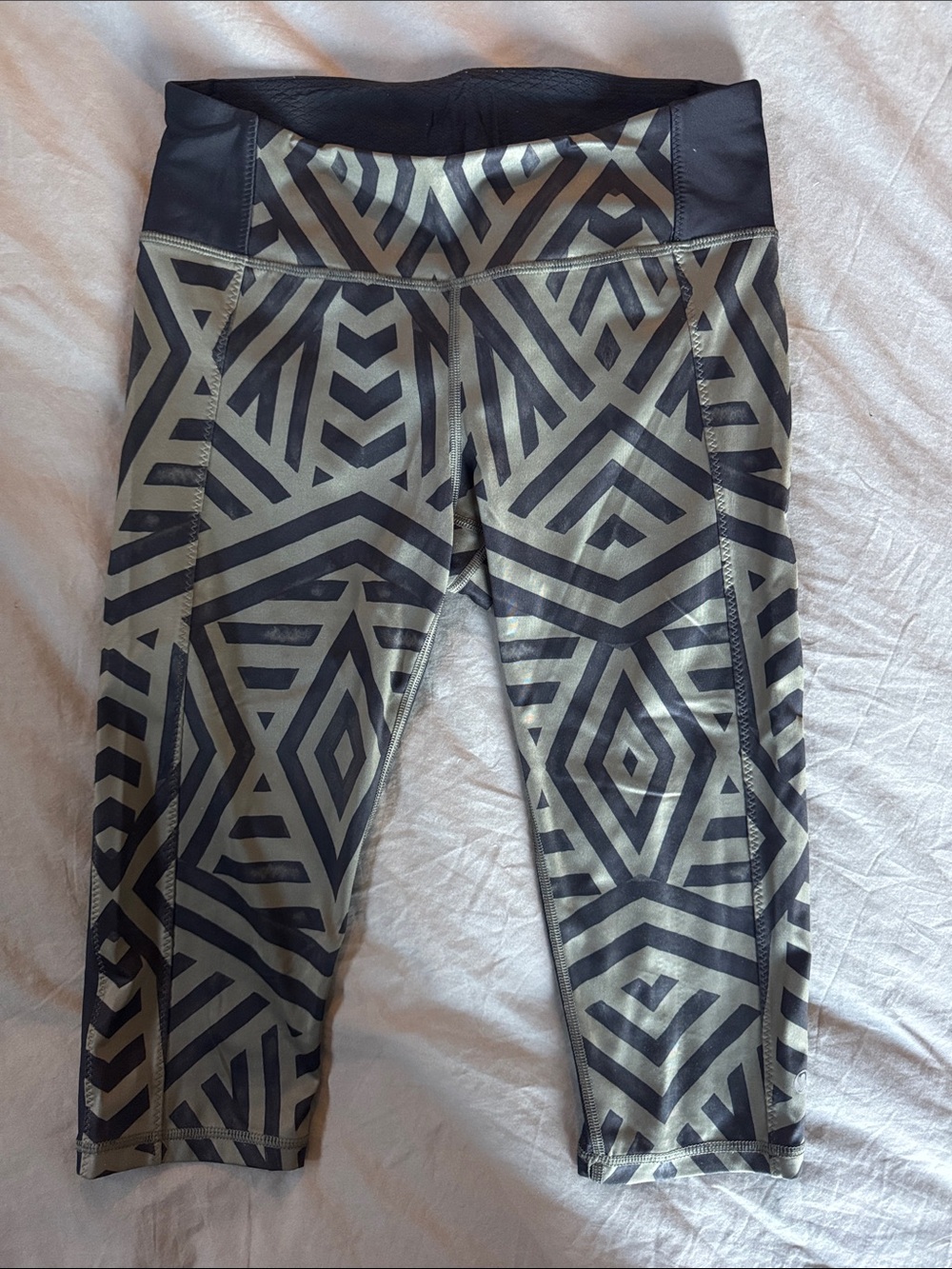 Lululemon Athletica Clip-In Crop Chevron Shuffle Fatigue Green Black/Black